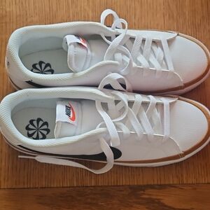 Nike White and Black Sneakers Low-Top Casual